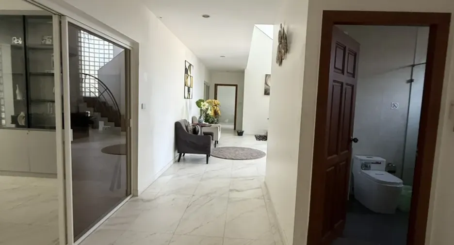 Casa en alquiler de 5 habitaciones en Watthana, Bangkok