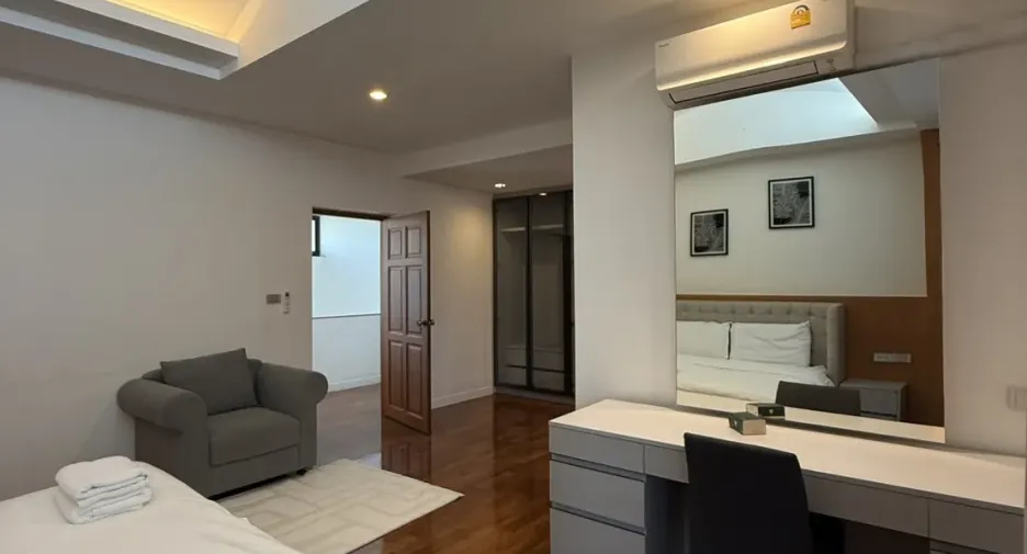 Casa en alquiler de 5 habitaciones en Watthana, Bangkok