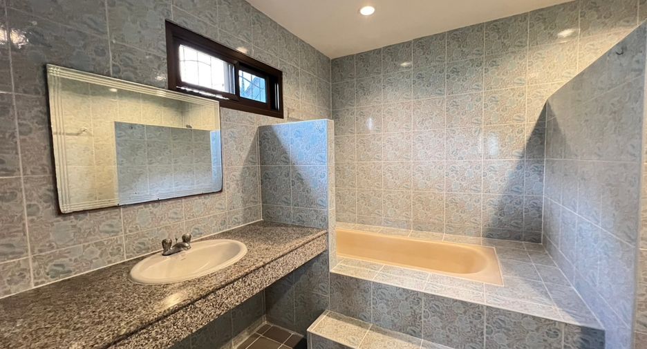 For sale 4 bedrooms house in East Pattaya, Pattaya