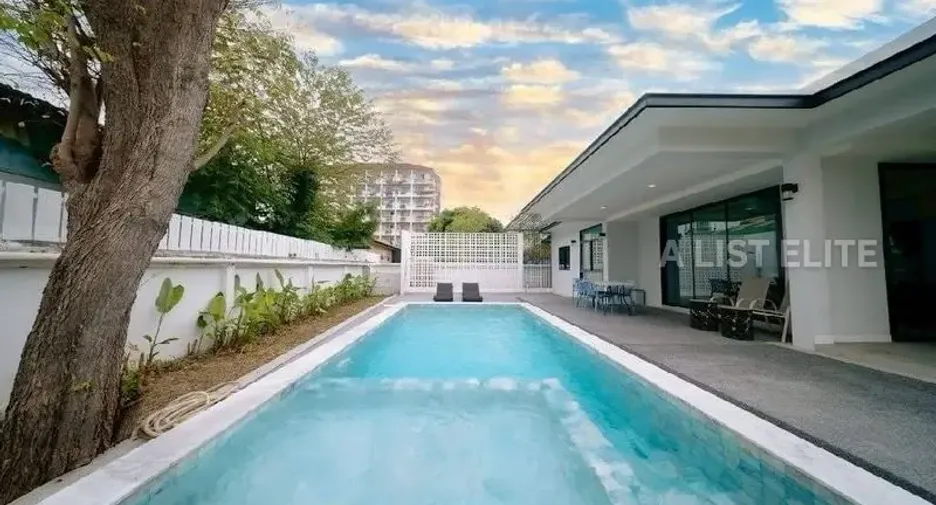 Haus zur Miete mit 5 Zimmer in Bang Lamung, Chonburi