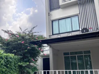 À louer 3 chambres maison à Bang Khae, Bangkok