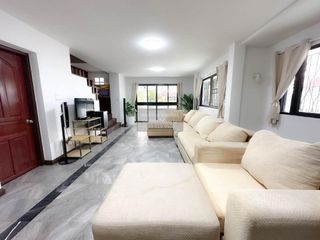 Casa adosada en alquiler de 3 habitaciones en Phra Khanong, Bangkok
