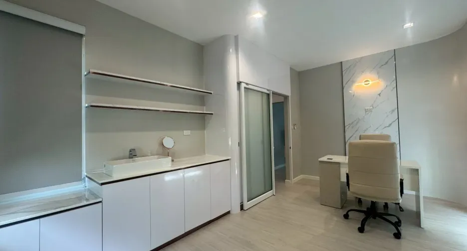 For rent 3 bedrooms retail Space in Wang Thonglang, Bangkok