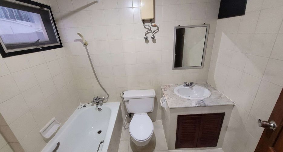 For rent 3 bedrooms condo in Watthana, Bangkok