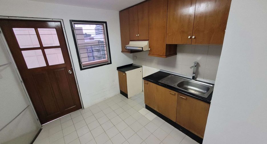 For rent 3 bedrooms condo in Watthana, Bangkok