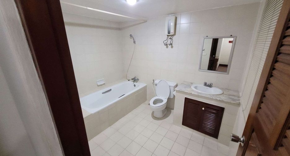 For rent 3 bedrooms condo in Watthana, Bangkok