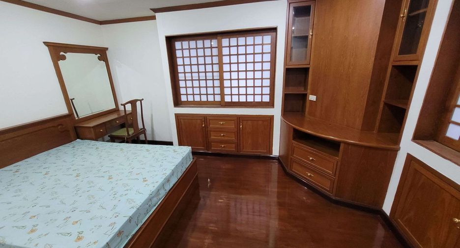 For rent 3 bedrooms condo in Watthana, Bangkok