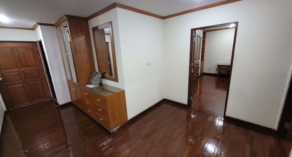 For rent 3 bedrooms condo in Watthana, Bangkok