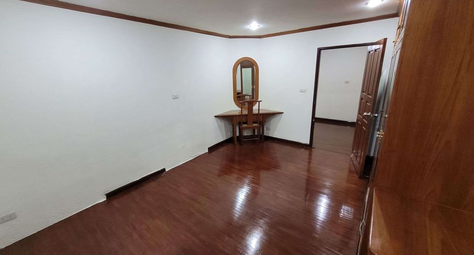 For rent 3 bedrooms condo in Watthana, Bangkok