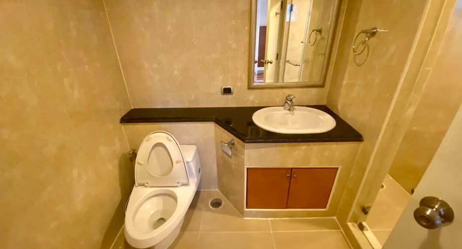 Condo en alquiler de 3 habitaciones en Khlong Toei, Bangkok