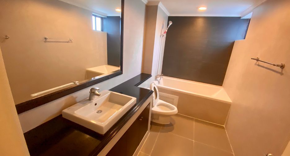 Condo en alquiler de 3 habitaciones en Khlong Toei, Bangkok