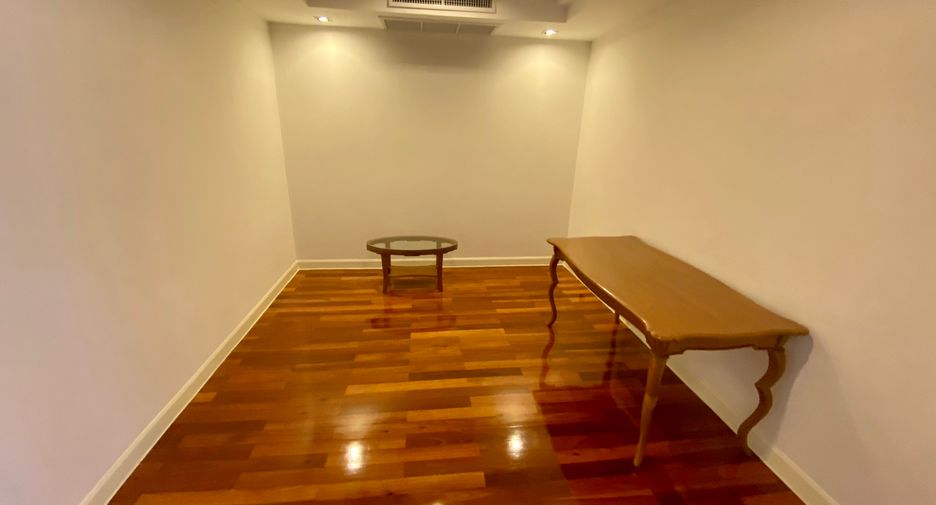 Condo en alquiler de 3 habitaciones en Khlong Toei, Bangkok