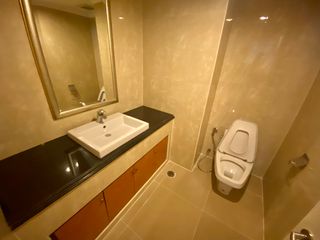 Condo en alquiler de 3 habitaciones en Khlong Toei, Bangkok