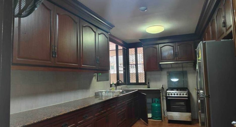For rent 3 bedrooms condo in Khlong Toei, Bangkok