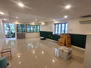 Reihenhaus zur Miete mit 2 Zimmer in Khlong Toei, Bangkok