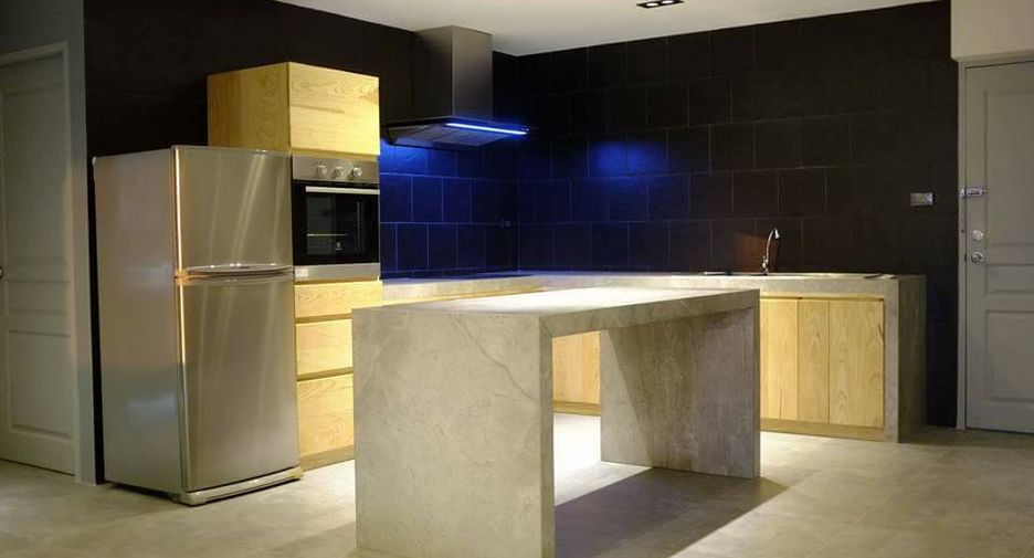 For rent 3 bedrooms condo in Khlong Toei, Bangkok