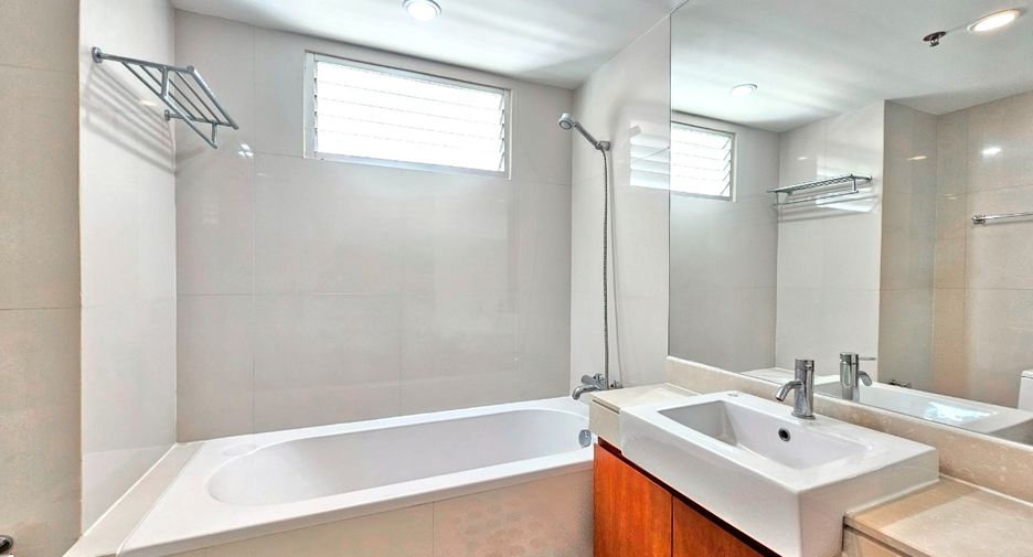 For rent 2 bedrooms condo in Pathum Wan, Bangkok
