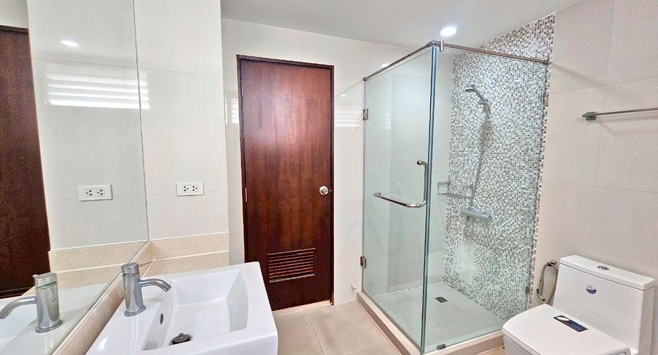 For rent 2 bedrooms condo in Pathum Wan, Bangkok