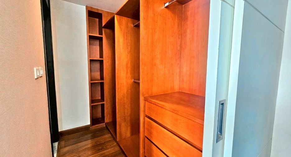 For rent 2 bedrooms condo in Pathum Wan, Bangkok