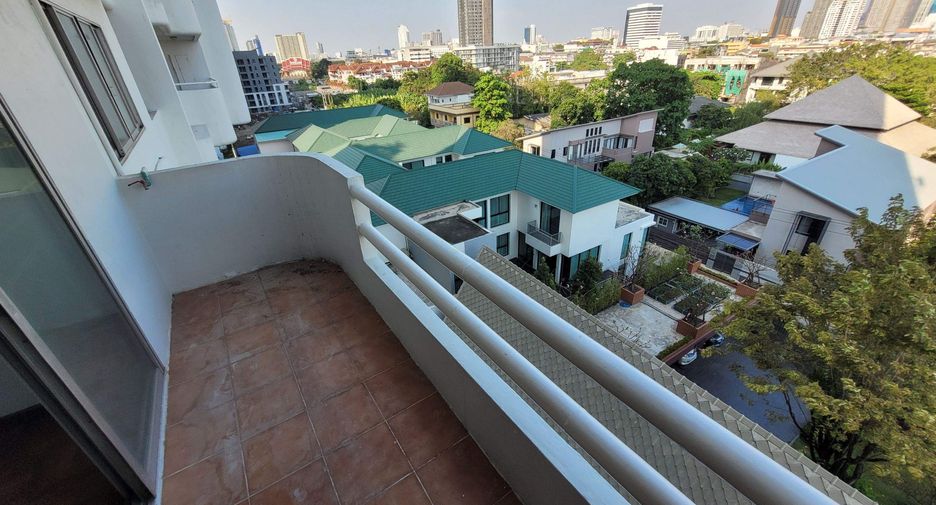 For rent 3 bedrooms condo in Watthana, Bangkok