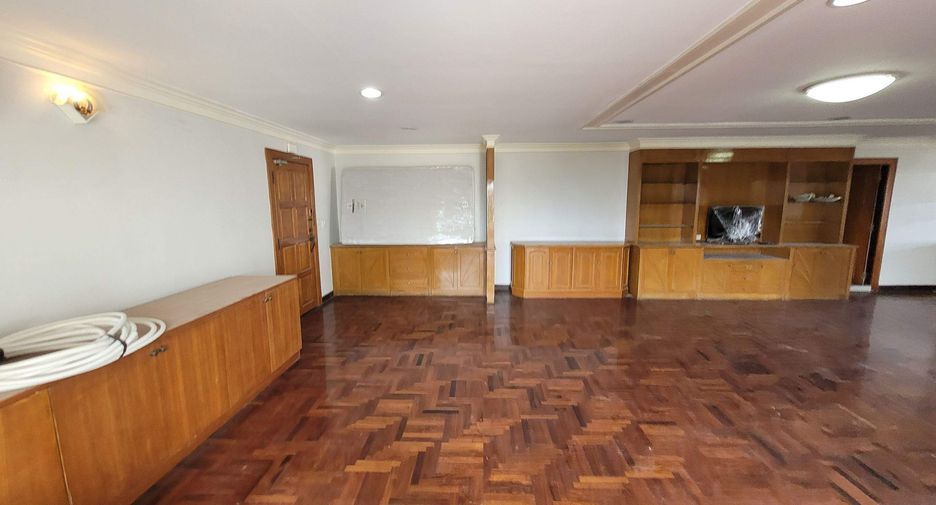 For rent 3 bedrooms condo in Watthana, Bangkok
