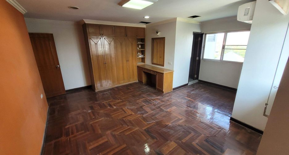 For rent 3 bedrooms condo in Watthana, Bangkok