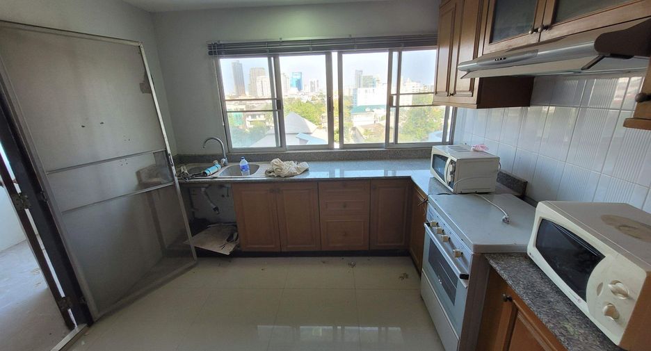For rent 3 bedrooms condo in Watthana, Bangkok