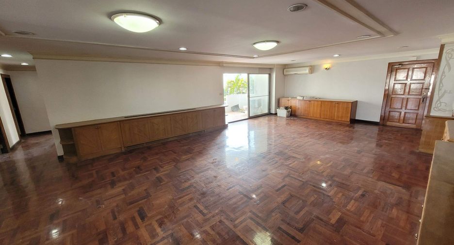 For rent 3 bedrooms condo in Watthana, Bangkok