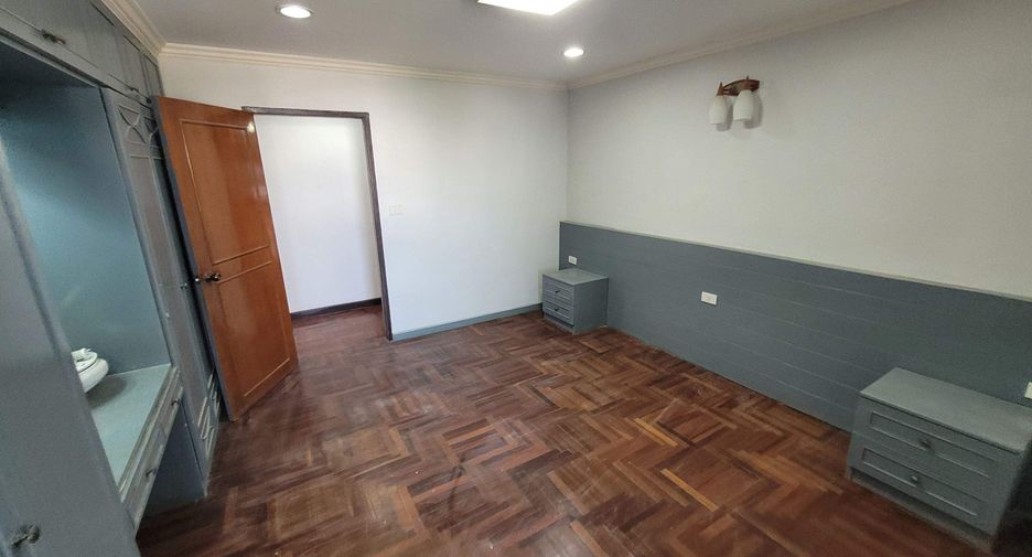 For rent 3 bedrooms condo in Watthana, Bangkok