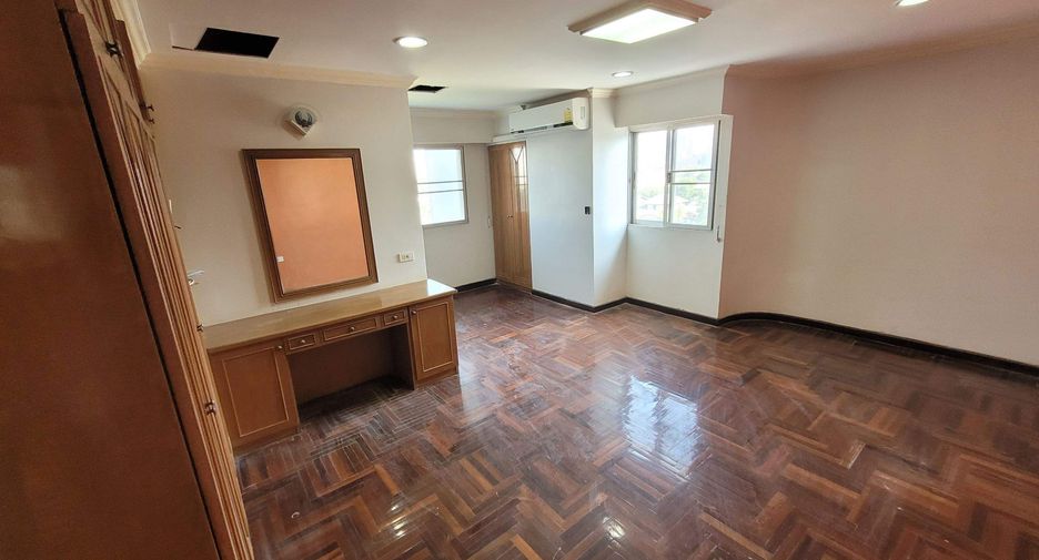 For rent 3 bedrooms condo in Watthana, Bangkok