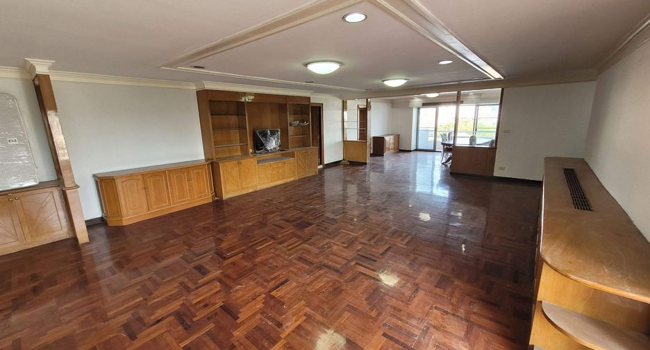 For rent 3 bedrooms condo in Watthana, Bangkok