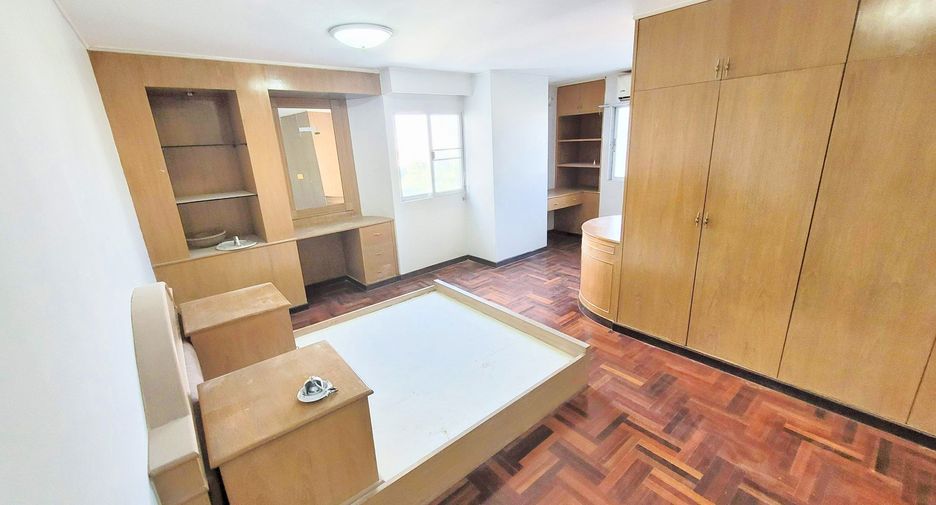 Condo en alquiler de 3 habitaciones en Watthana, Bangkok