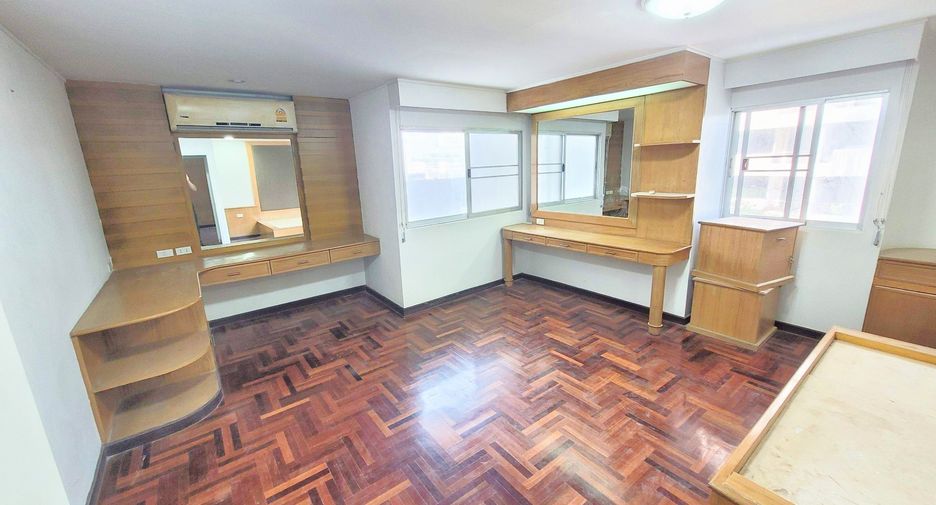 Condo en alquiler de 3 habitaciones en Watthana, Bangkok