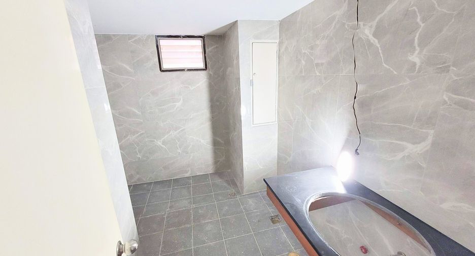 Condo en alquiler de 3 habitaciones en Watthana, Bangkok