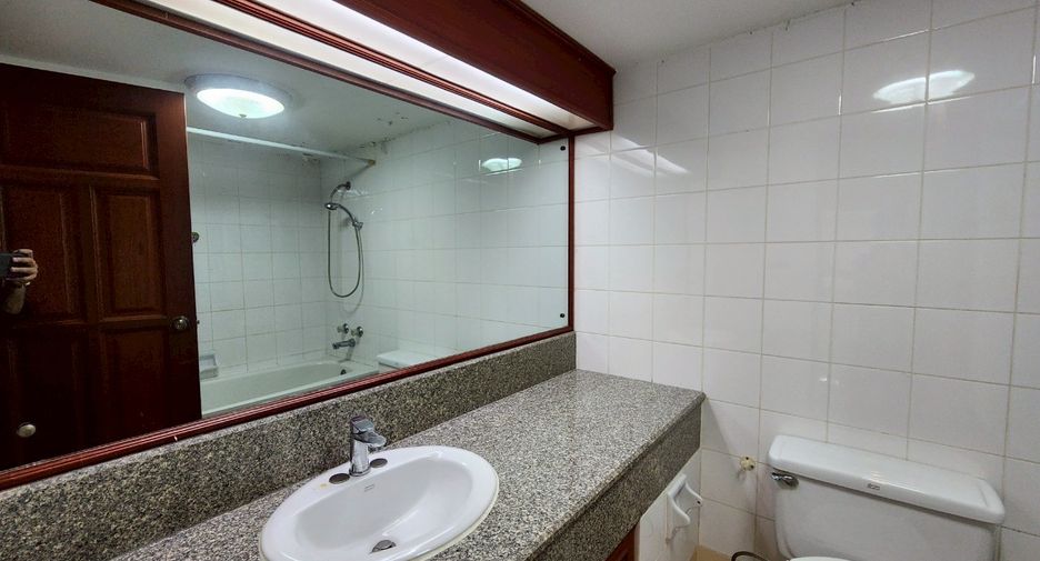 For rent and for sale 3 bedrooms condo in Khlong Toei, Bangkok
