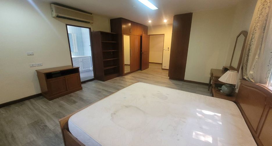 For rent 3 bedrooms condo in Watthana, Bangkok