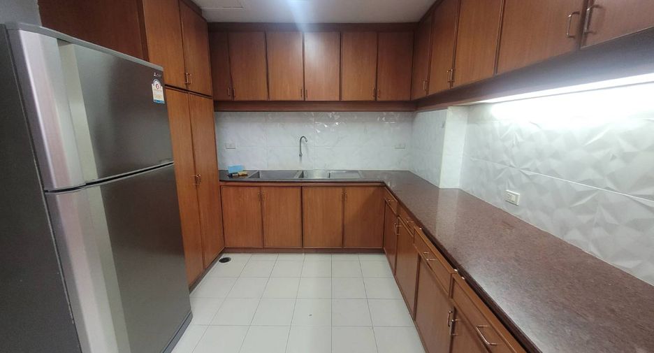 For rent 3 bedrooms condo in Watthana, Bangkok