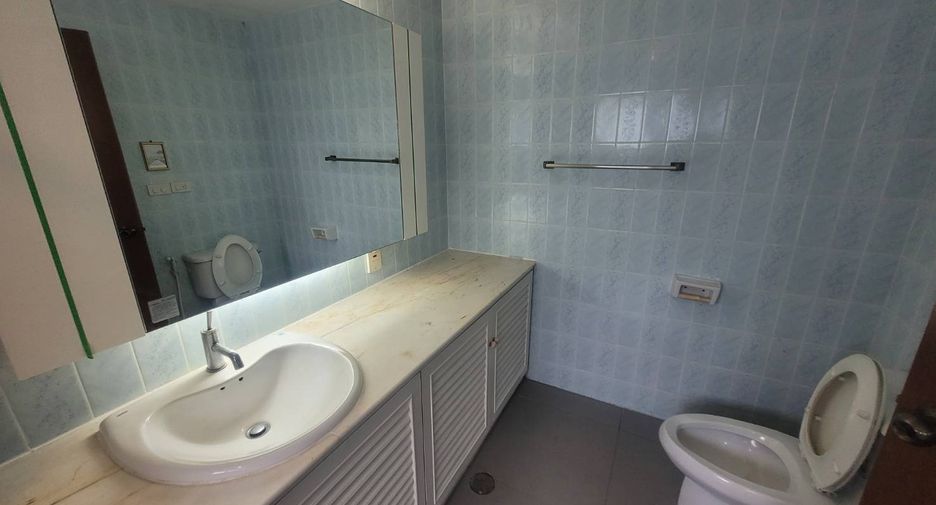 For rent 3 bedrooms condo in Watthana, Bangkok