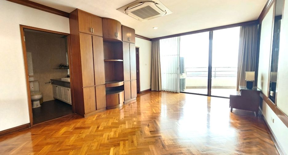 For rent 3 bedrooms condo in Yan Nawa, Bangkok