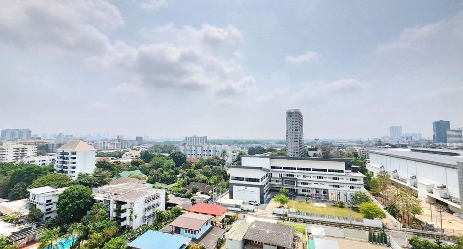 For rent 3 bedrooms condo in Yan Nawa, Bangkok