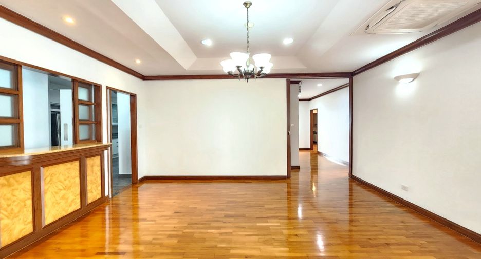 For rent 3 bedrooms condo in Yan Nawa, Bangkok