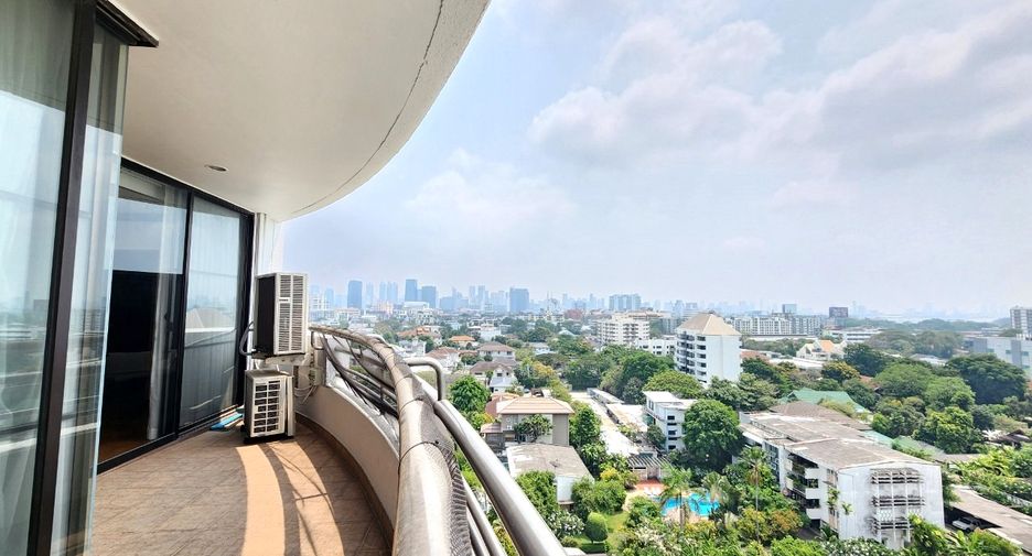 For rent 3 bedrooms condo in Yan Nawa, Bangkok