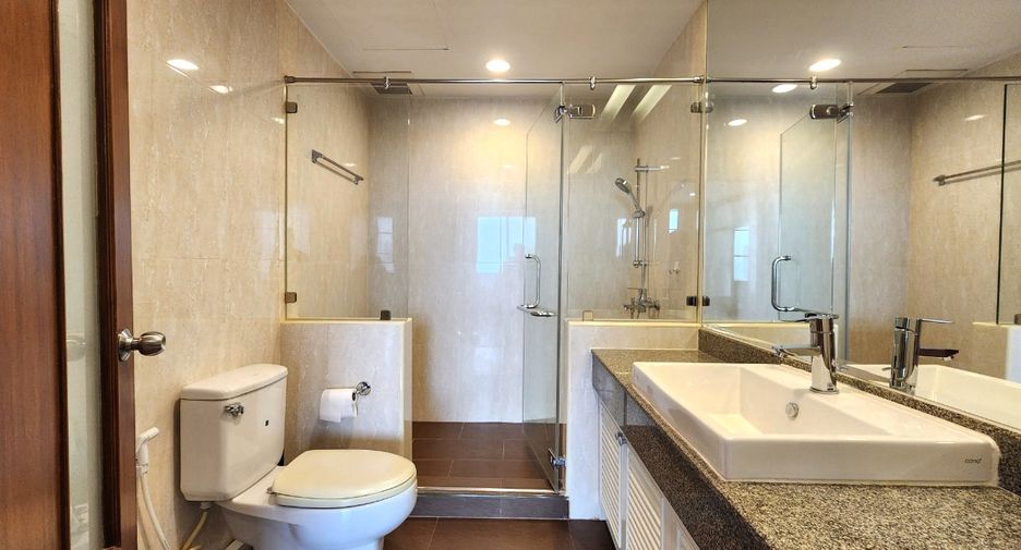 For rent 3 bedrooms condo in Yan Nawa, Bangkok