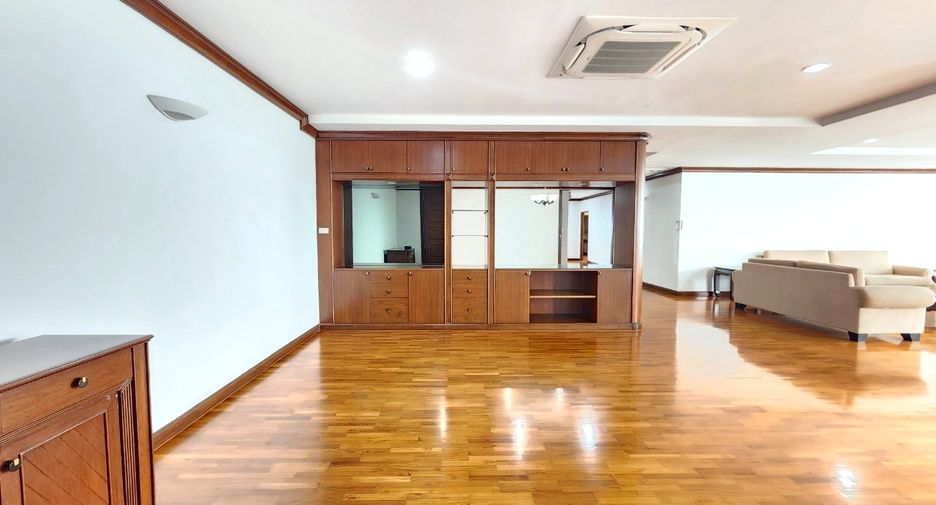 For rent 3 bedrooms condo in Yan Nawa, Bangkok