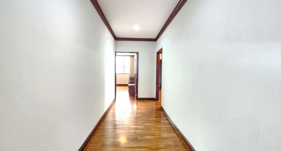 For rent 3 bedrooms condo in Yan Nawa, Bangkok