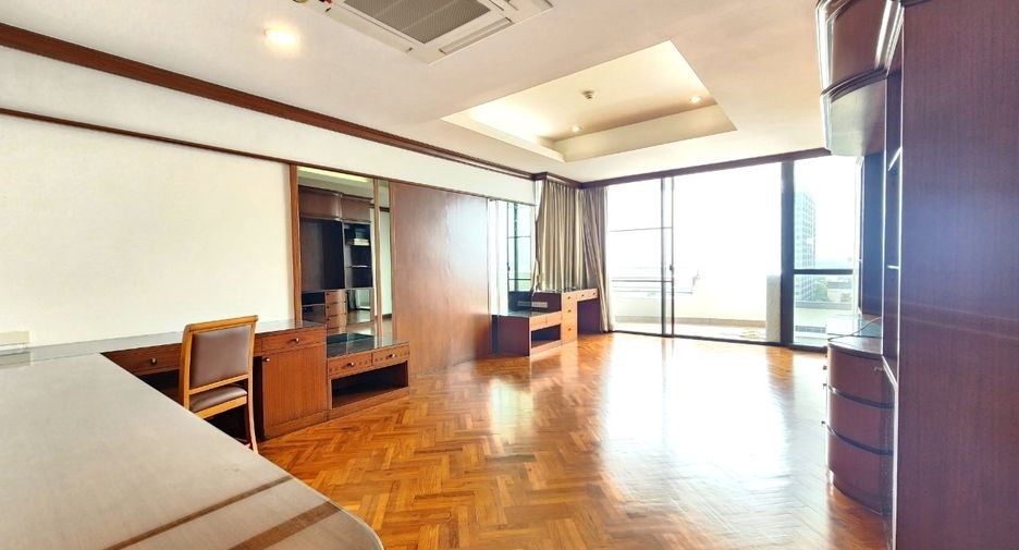 For rent 3 bedrooms condo in Yan Nawa, Bangkok