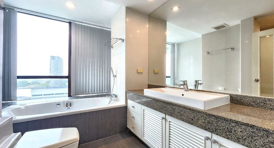 For rent 3 bedrooms condo in Yan Nawa, Bangkok