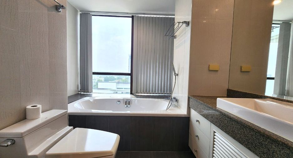 For rent 3 bedrooms condo in Yan Nawa, Bangkok