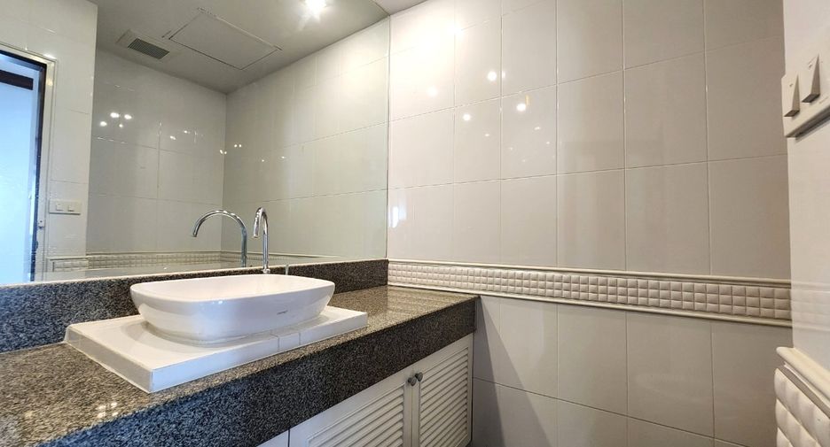 For rent 3 bedrooms condo in Yan Nawa, Bangkok