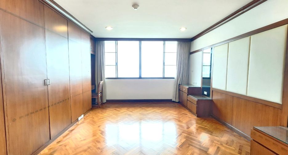 For rent 3 bedrooms condo in Yan Nawa, Bangkok